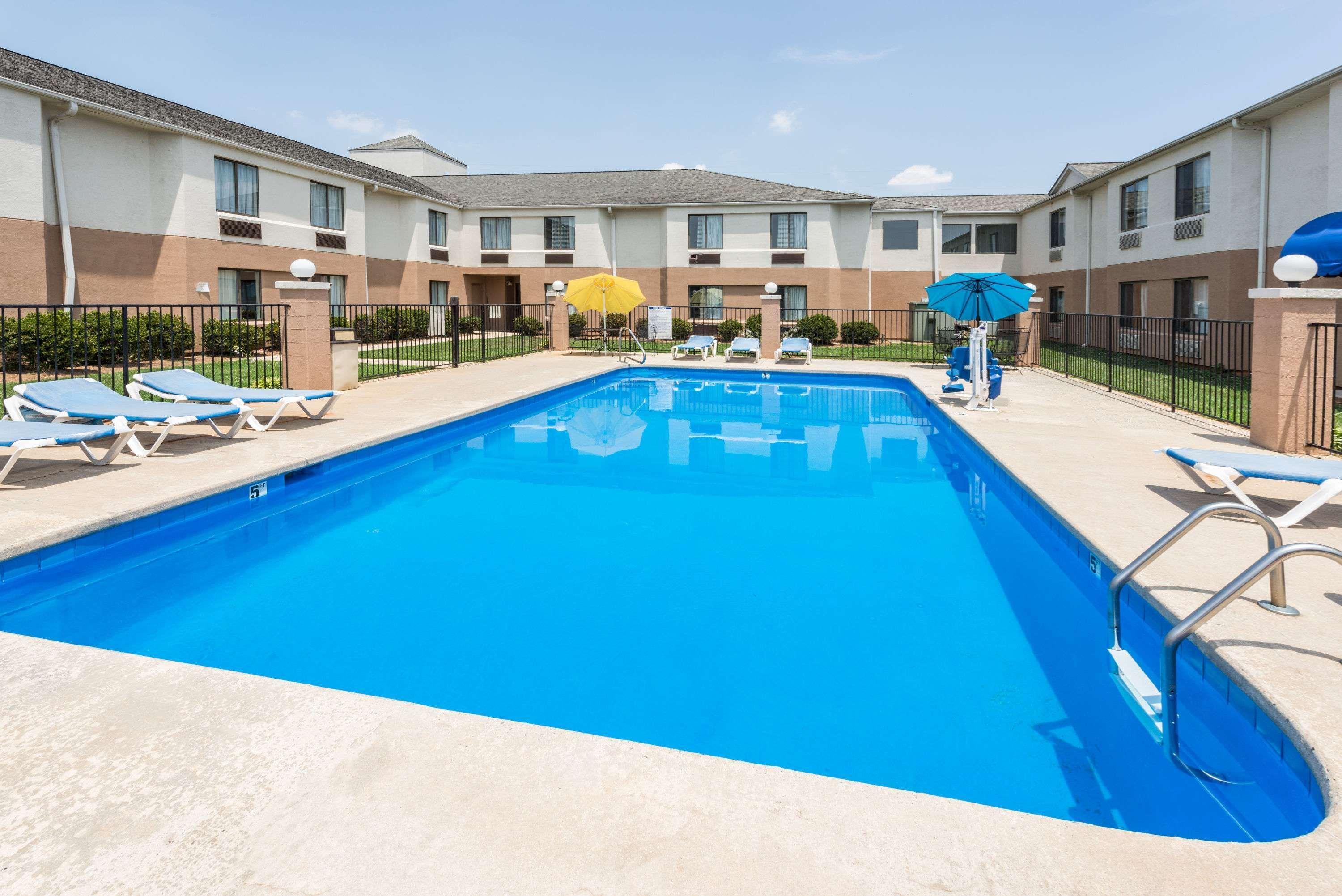 Days Inn By Wyndham Yadkinville Εξωτερικό φωτογραφία